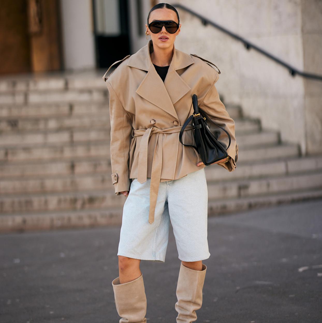 Mujer con bermudas y botas altas