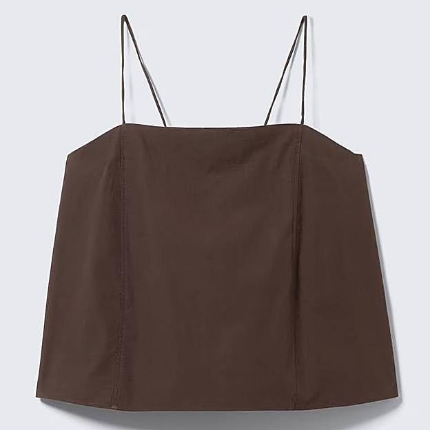 Imagen principal - Drawstring poplin strap top de H&M (19,99€)/ Bermudas en denim de H&M (22,99€)/ Botas cowboy altas arena con bordado y tacón de Bosanova (59,95€)