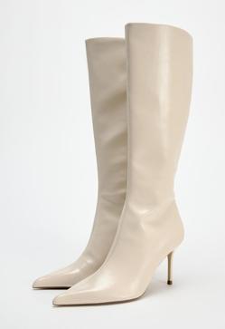 Imagen secundaria 2 - Blazer cruzada mezcla lino ZW Collection de Zara (89,95€)/ Bermudas mezcla lino ZW Collection de Zara (49,95€)/ Bota tacón fino de Zara (35,99€)