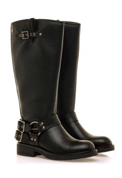 Imagen secundaria 2 - Camiseta gráfico Homemade Sweets de Pull and Bear (9,99€)/ Jorts baggy leopardo (29,99€)/ Botas altas de mujer con detalle de hebillas en el talón de Mustang (69,95€)