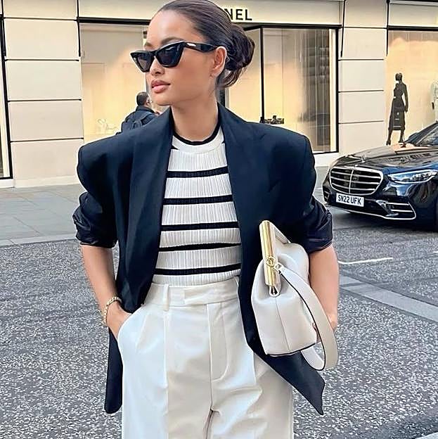 Camisetas de rayas marineras o el básico elegante favorito de las expertas en primavera-verano