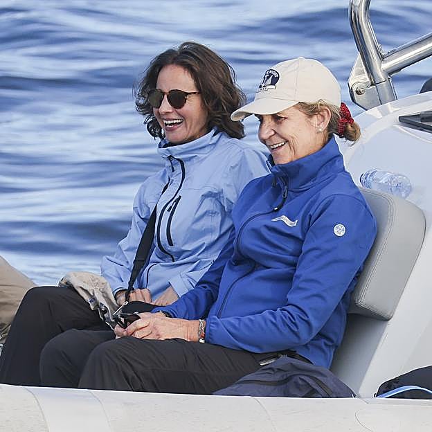 La infanta Elena busca la protección de otro rey para sus vacaciones: así se divirtió en Túnez con Laurence Debray, la autora de las memorias de Juan Carlos
