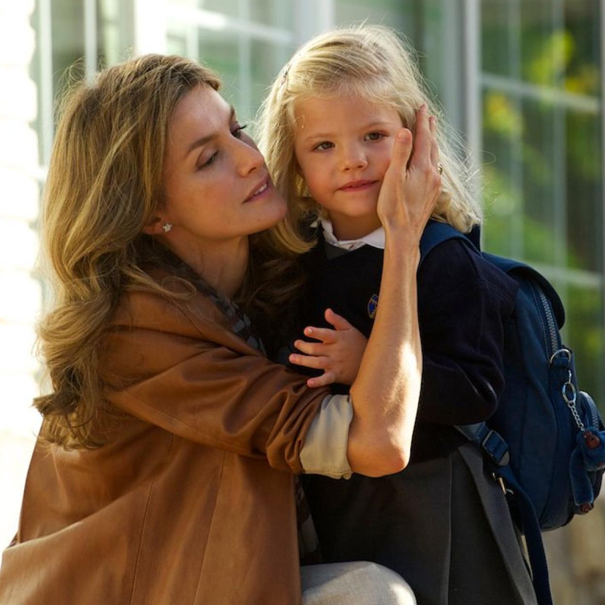 La reina letizia junto a infanta Sofía en su primer día de colegio. 