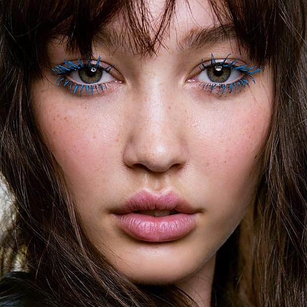 Las mejores máscaras de pestañas azules que favorecen a todos los colores de ojos
