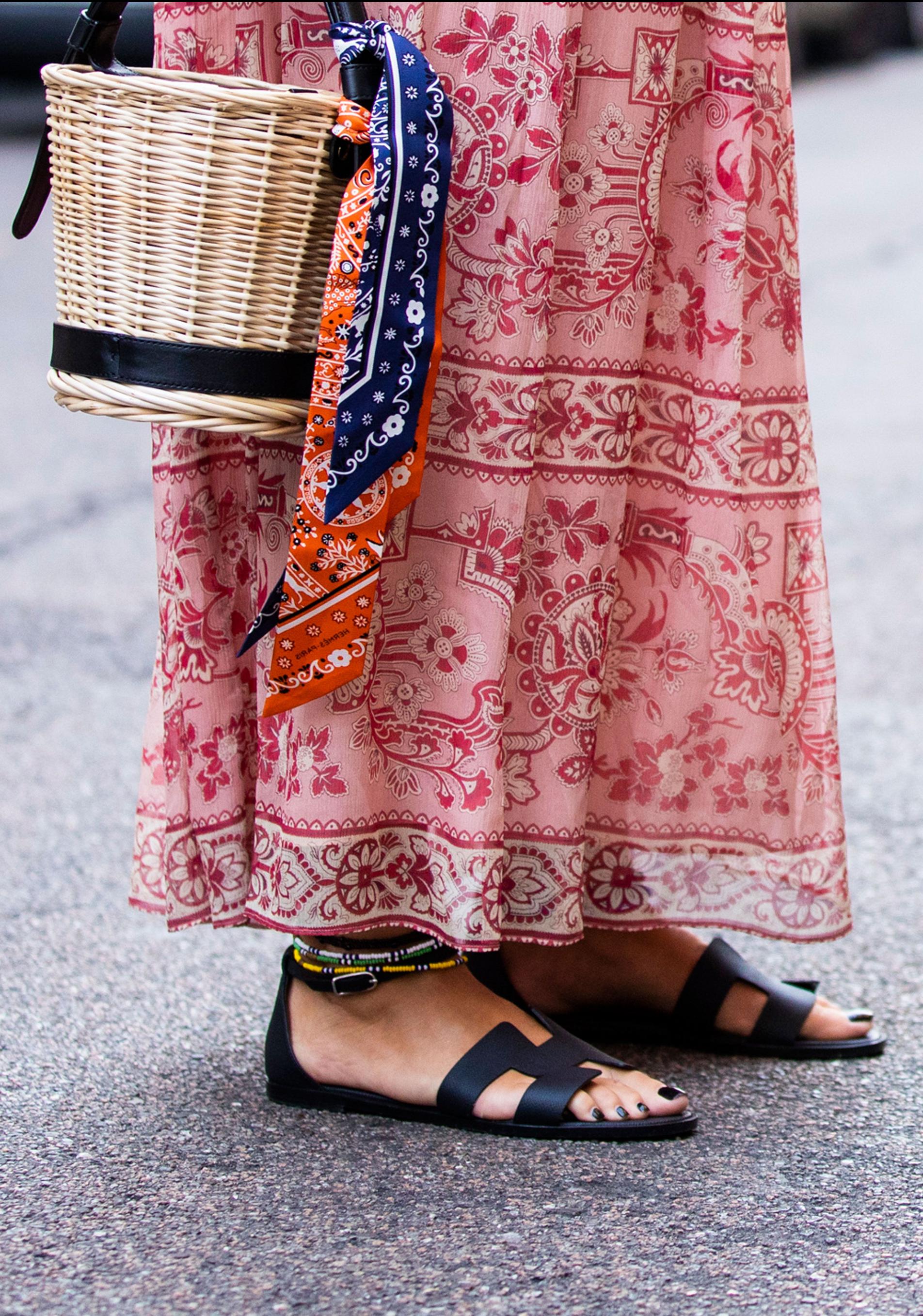 Influencer con sandalias elegantes