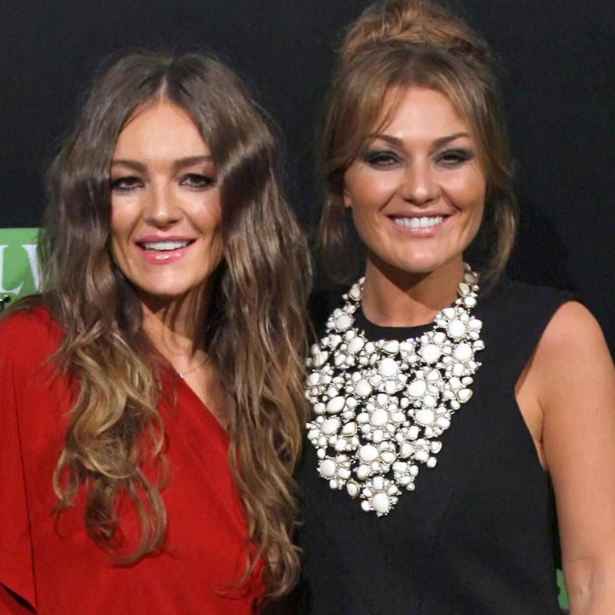 Amaia Montero junto a su hermana Idoia.