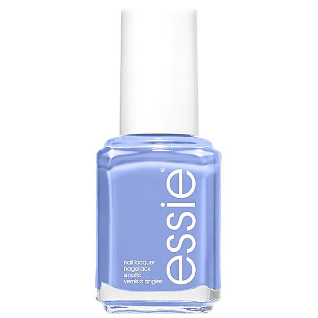 Esmalte de uñas en azul de Essie.