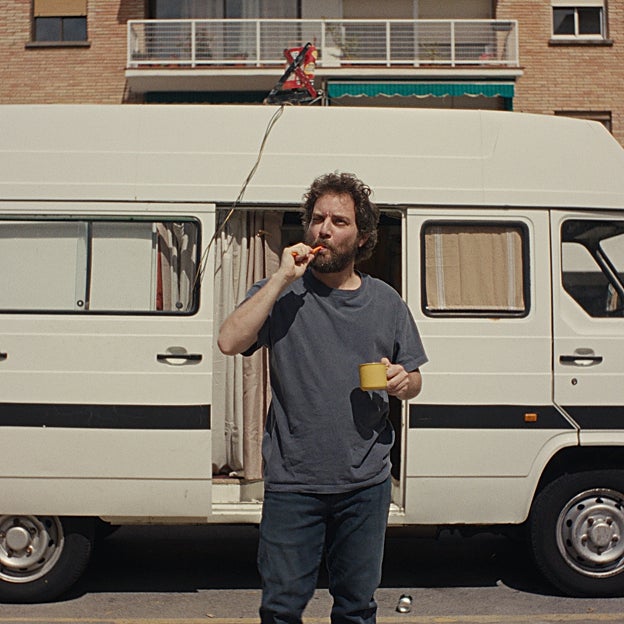 Oso, parado y divorciado, delante de su furgoneta casa. 