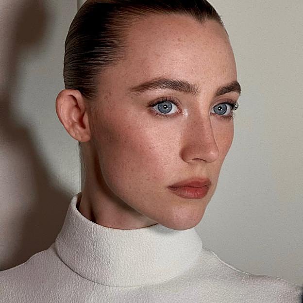 Las mujeres de cejas poco pobladas van a amar estos sérums con aceite de ricino