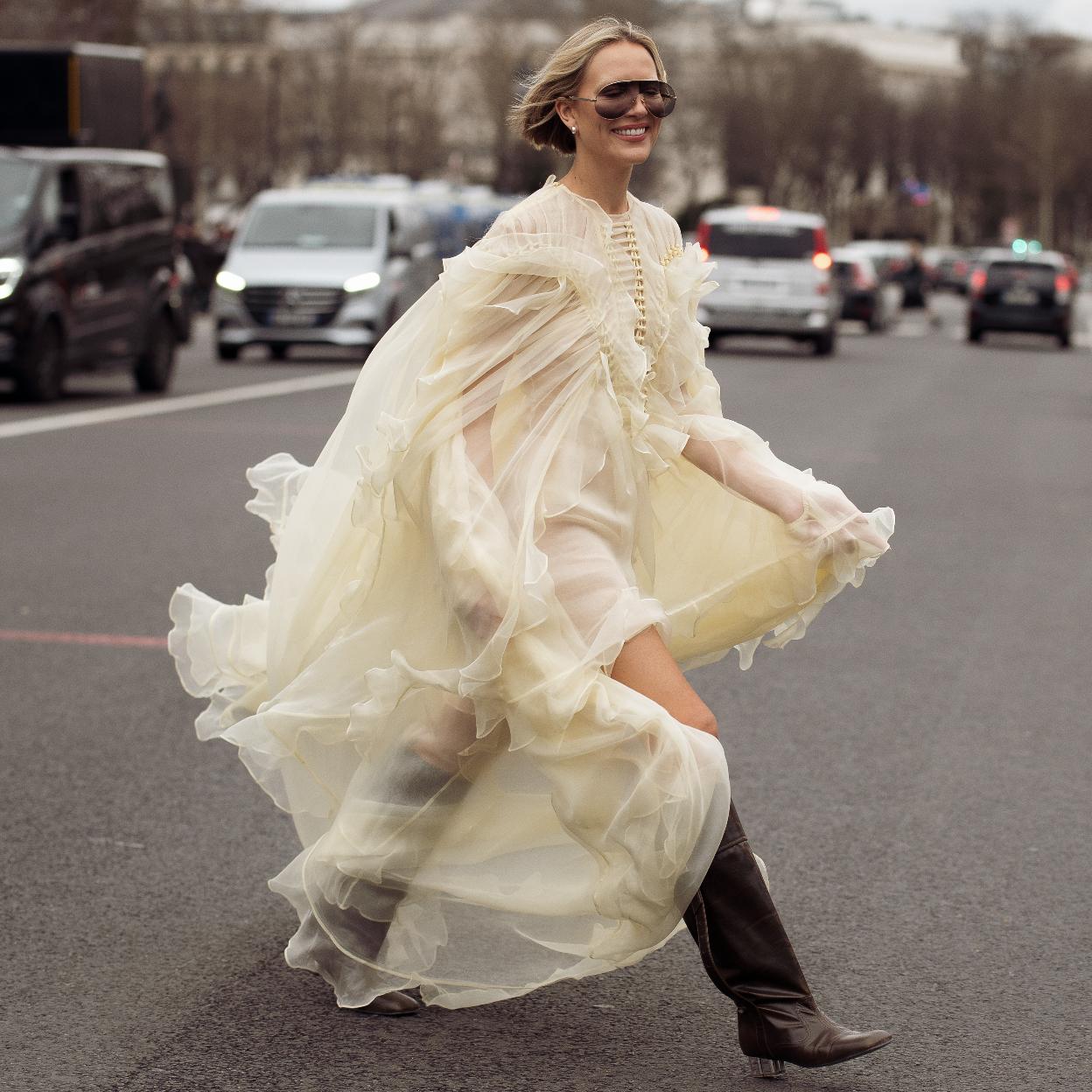 Un look con vestido en color amarillo mantequilla.