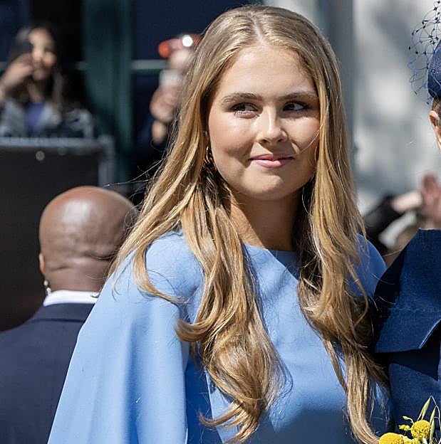 Amalia de Holanda, más guapa que nunca, enseña las piernas con un vestido corto de Ralph Lauren y bolso de Jacquemus en el Día del Rey