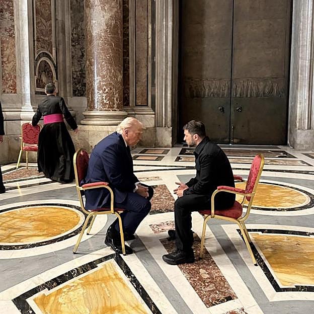 Un momento de la charla informal entre Volodimir Zelenski y Donald Trump en la Basílica del Vaticano. 