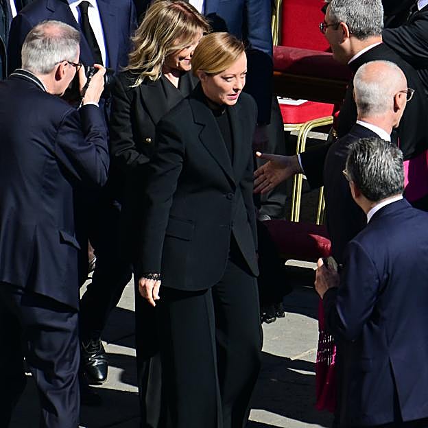 Giorgia Meloni con traje negro en la misam