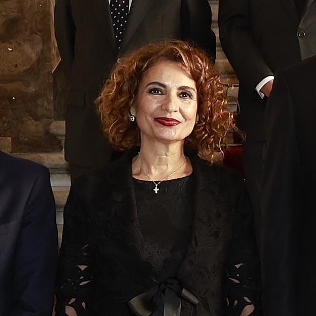 María Jesús Montero muestra su lado más devoto en el funeral del papa Francisco: look sobrio con encaje y colgante con cruz
