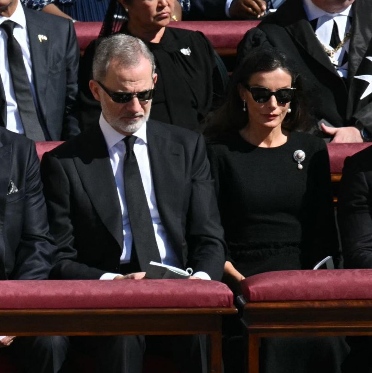 El rey Felipe VI y la reina Letizia con gafas de sol.