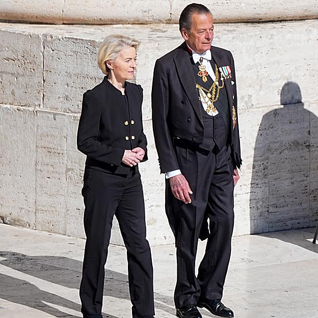 Ursula von der Leyen con traje negro en la misa funeral del papa Francisco.