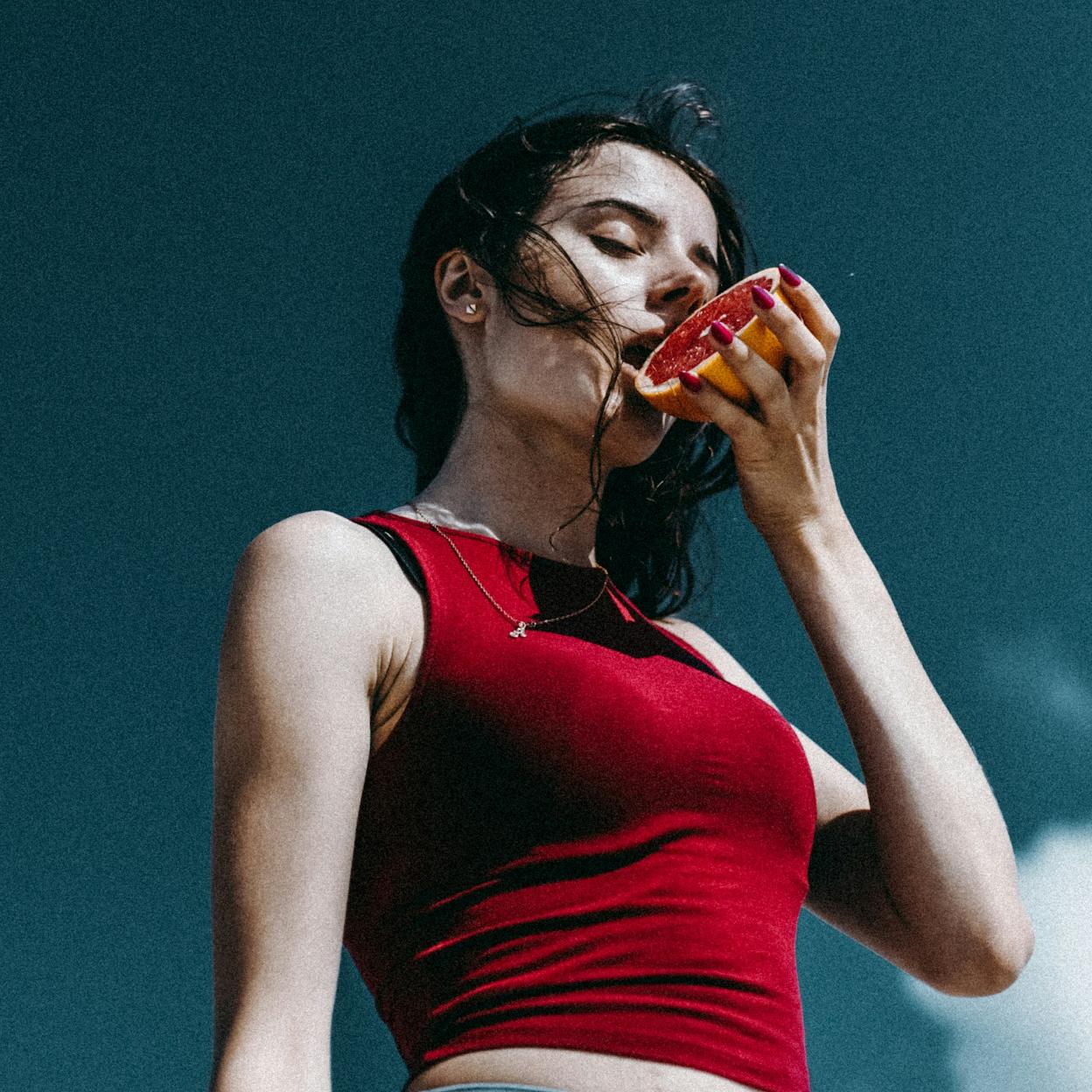 La alimentación también puede ayudarte a reducir los niveles de cortisol. 