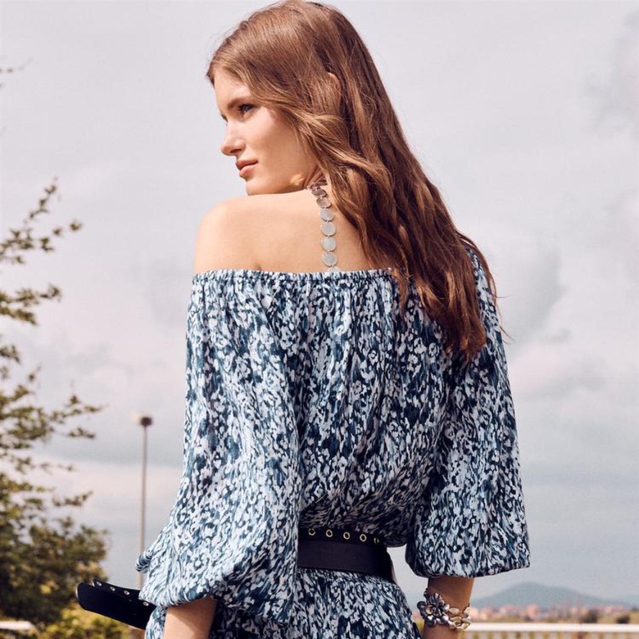 Vestidos rosas, alpargatas de esparto y pantalones para los días de entretiempo de la nueva colección de Stradivarius.