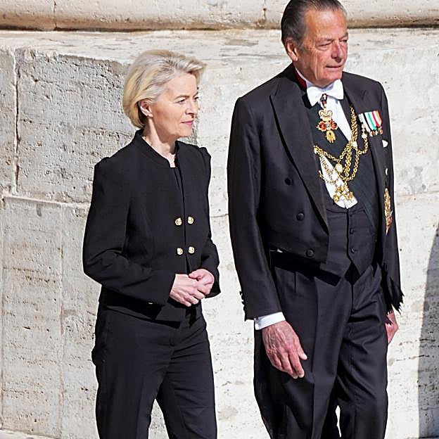 Estas son las dos únicas mujeres poderosas que se atrevieron a llevar pantalones al funeral del papa Francisco