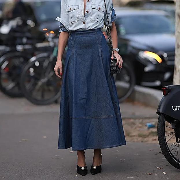 Cambia los jeans por estas faldas vaqueras que serán tu comodín de diario en primavera