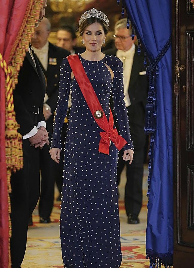 Imagen - La reina Letizia con un vestido de Ana Locking. (Gtres)