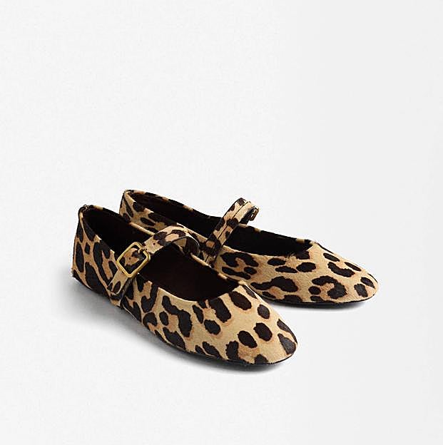 Bailárinas de piel con estampado de leopardo (45,99€)