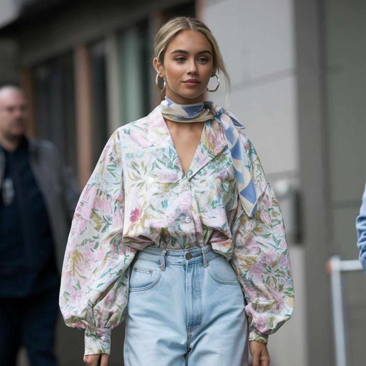 Influencer con blusa favorecedora casual chic