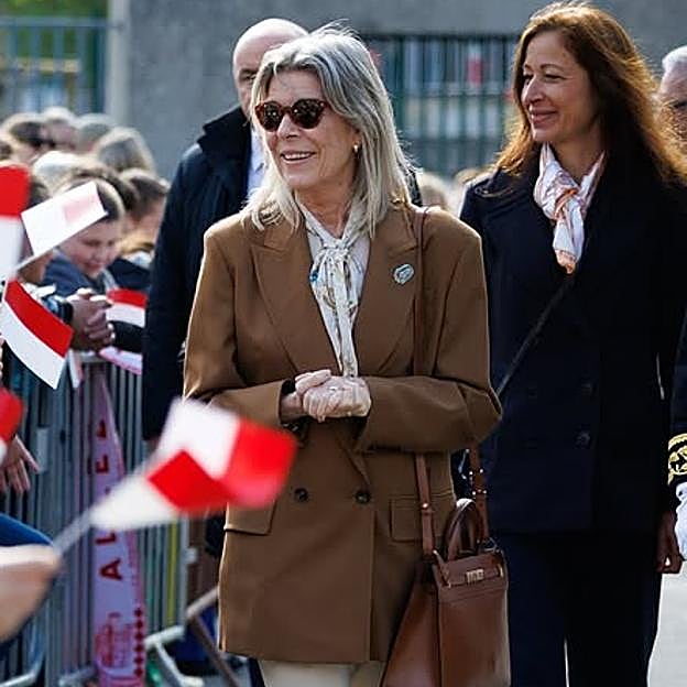 Carolina de Mónaco derrocha estilo con las bailarinas de ante más cómodas y bonitas de la temporada