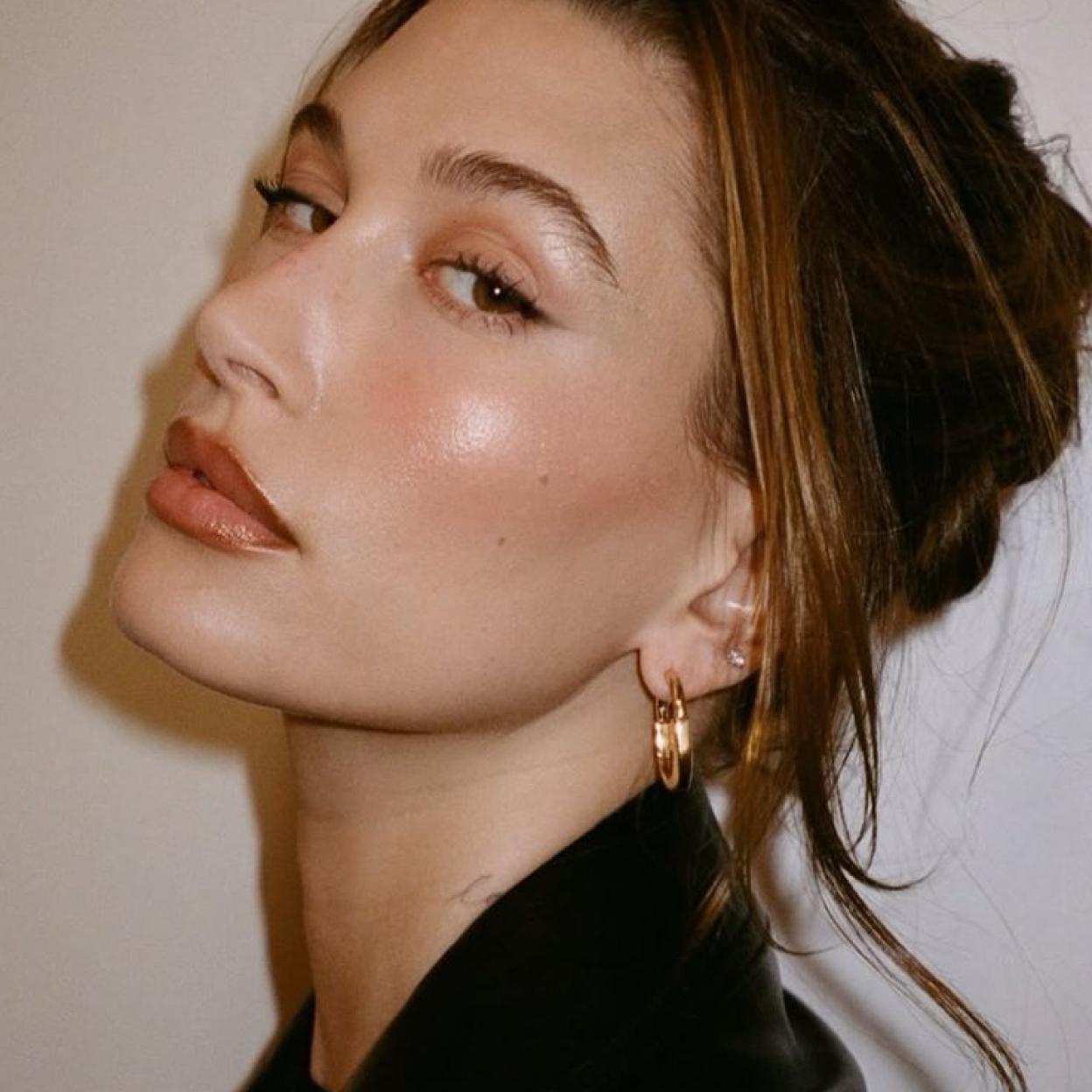 Hailey Bieber con piel luminosa