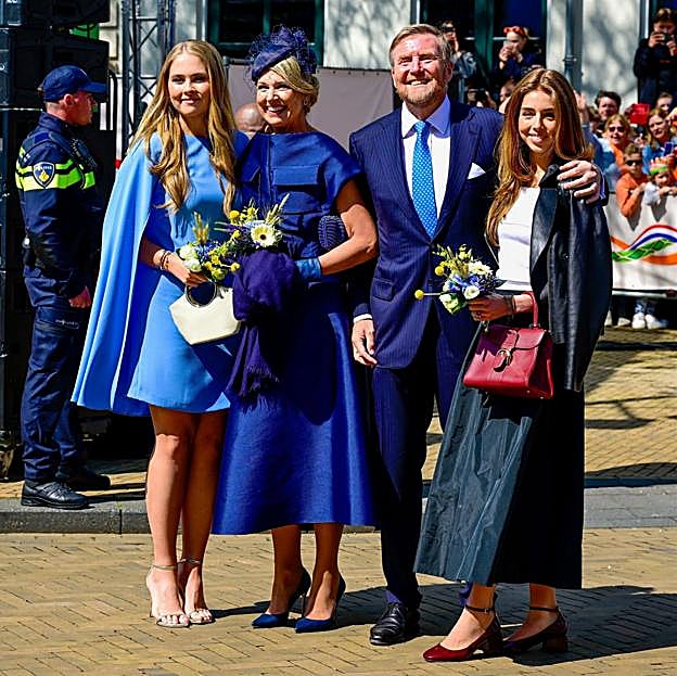 Alexia de Holanda con un look con falda negra y zapatos de Sézane.
