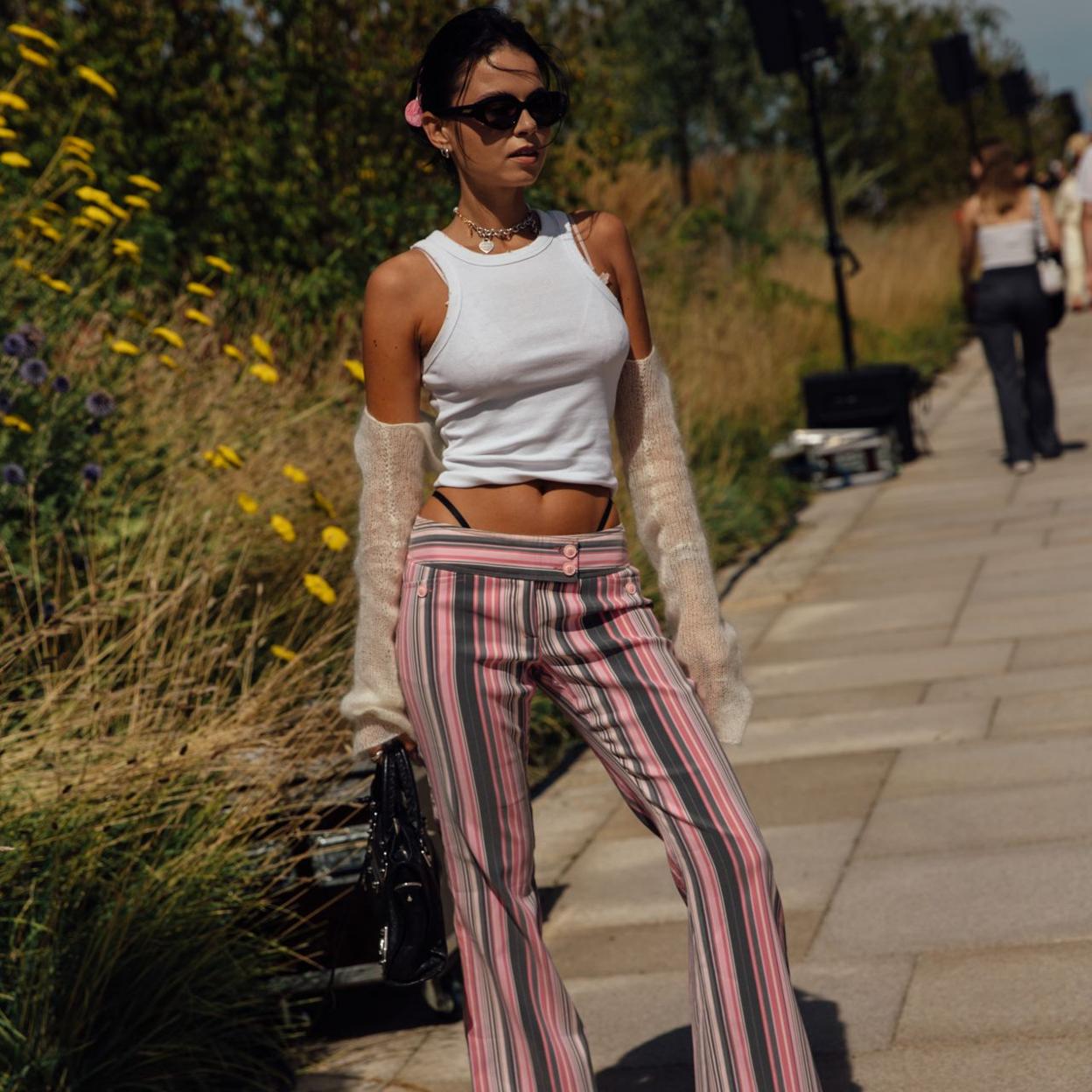 Un look de street style con los pantalones de rayas de moda.