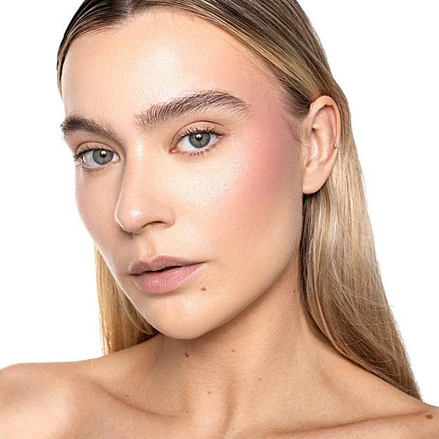 Modelo con técnica de colorete blush draping