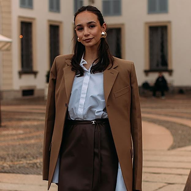 Los pendientes dorados más elegantes para elevar tus looks básicos como las expertas en moda
