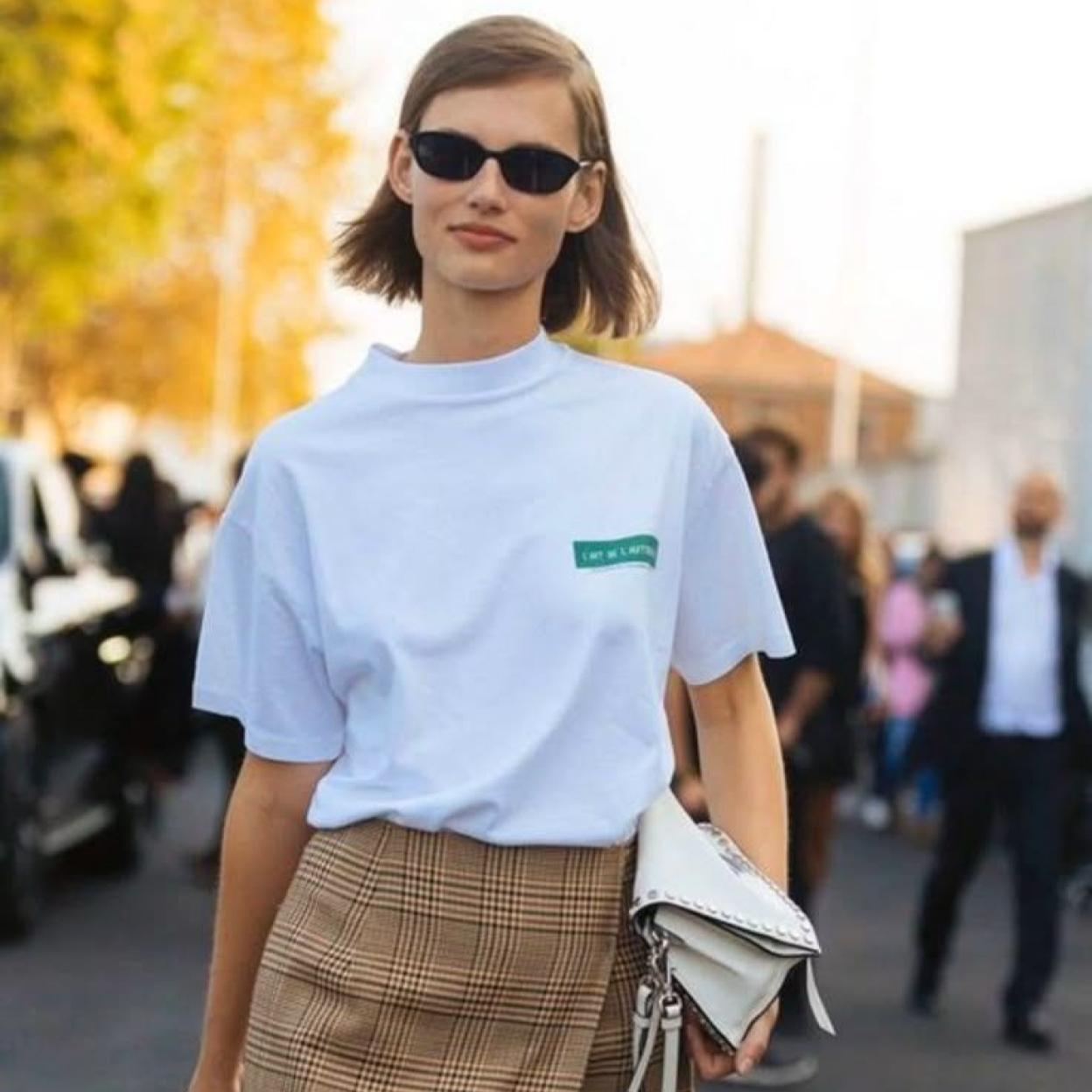 Modelo con gafas de sol en la fashion week