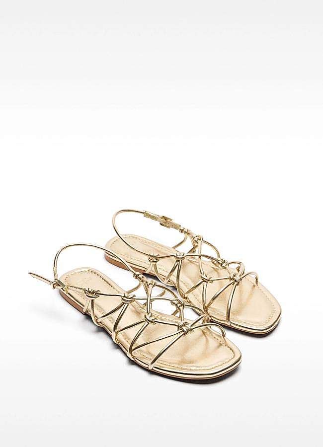 Imagen - Sandalia plana en dorado de Parfois.