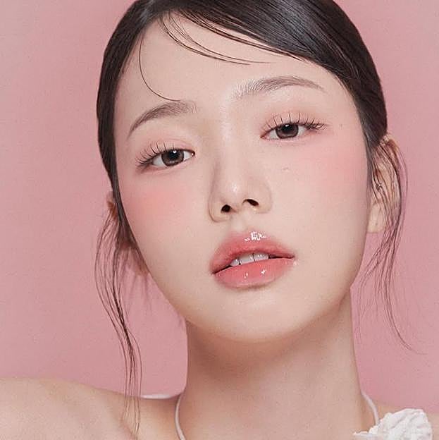 Modelo coreana con colorete debajo de los ojos