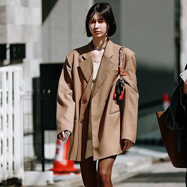 Mujer con look minimalista