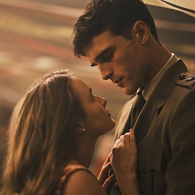 Jacob Elordi, a la derecha, en una imagen de El camino estrecho. 