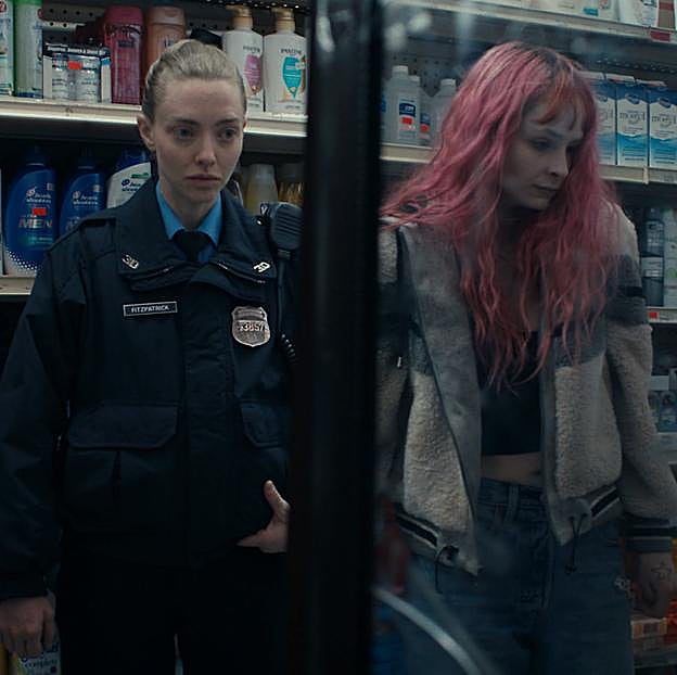 Amanda Seyfried y Ashleigh Cummings como Mickey y Kacey en una imagen de El largo río de las almas. 