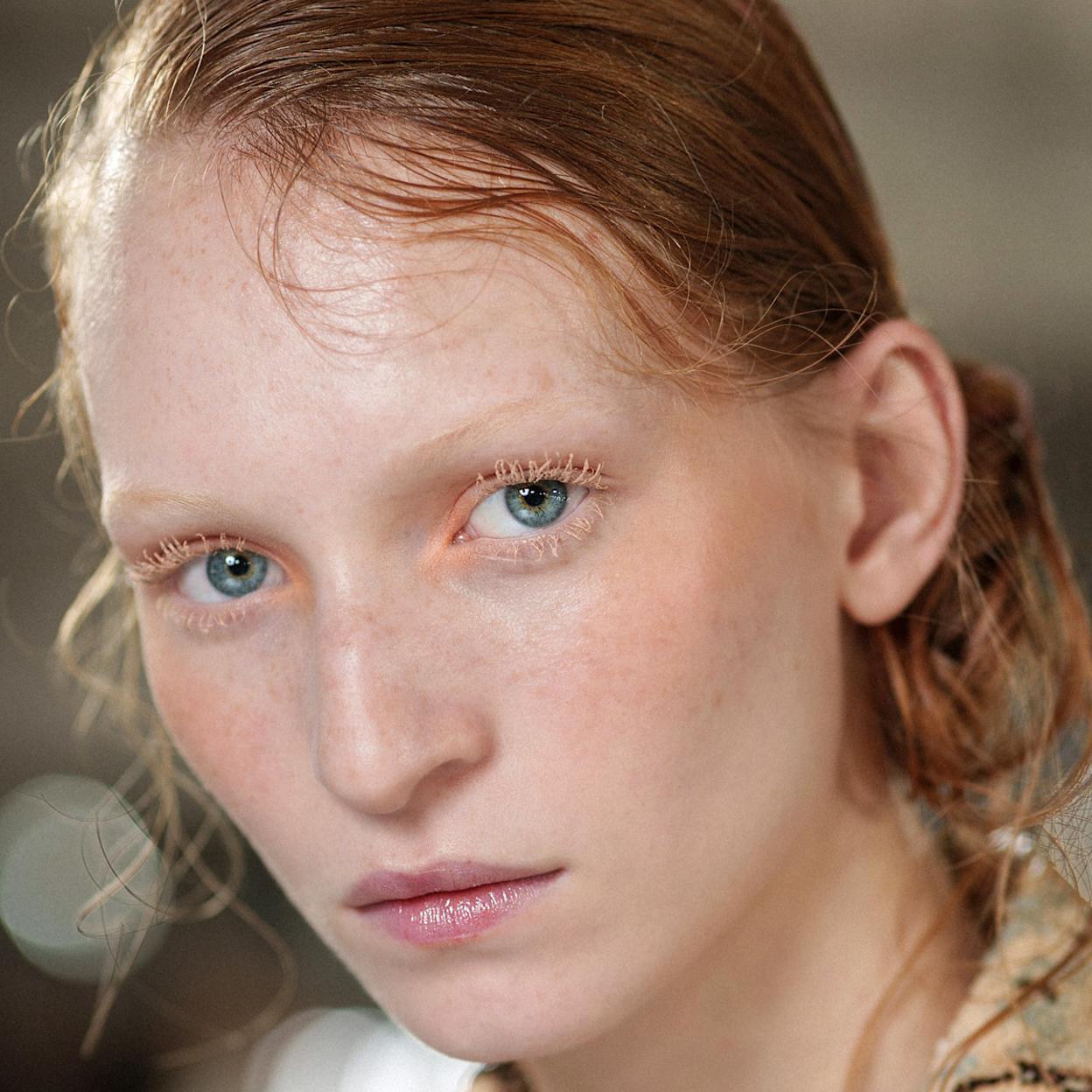 Zara lanza el lápiz perfecto para hacerte unas pecas falsas en segundos