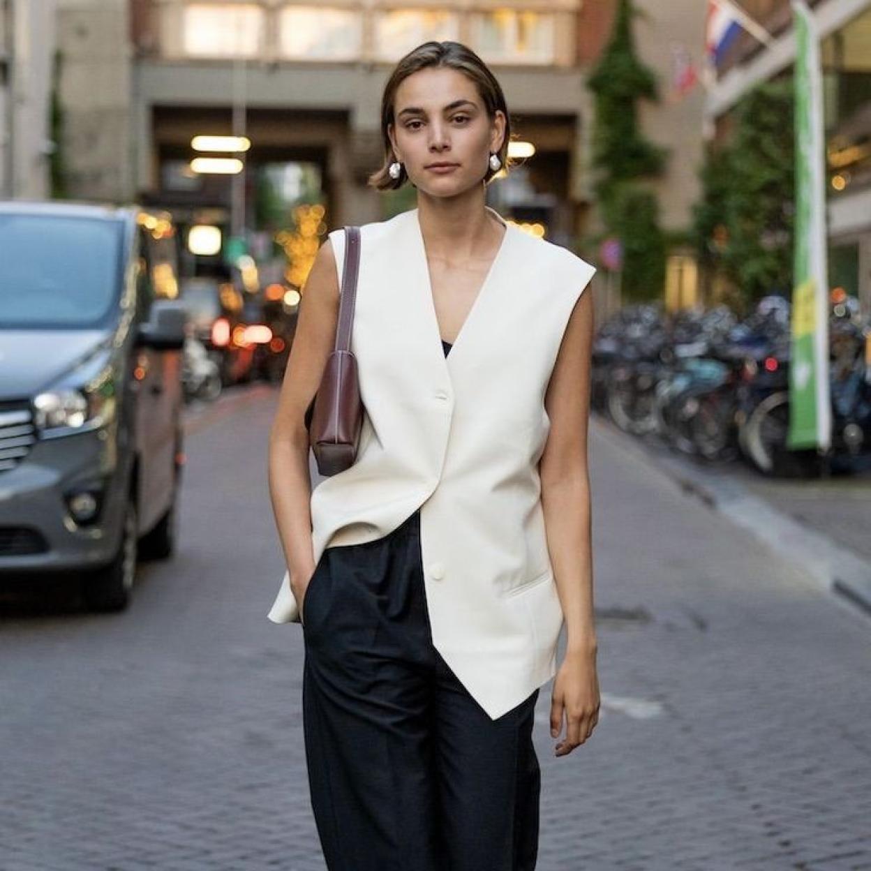 Influencer con chaleco de vestir elegante