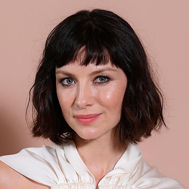 Caitriona Balfe con flequillo letterbox en corte bob