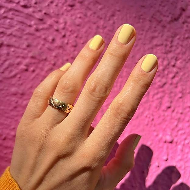 Manicura color amarillo mantequilla