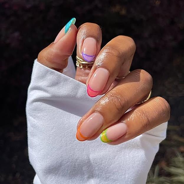 Manicura francesa mismatch multicolor