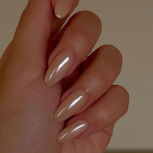 Uñas perladas en color champagne