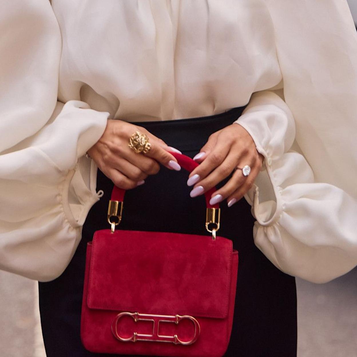 Influencer con uñas tendencia para junio