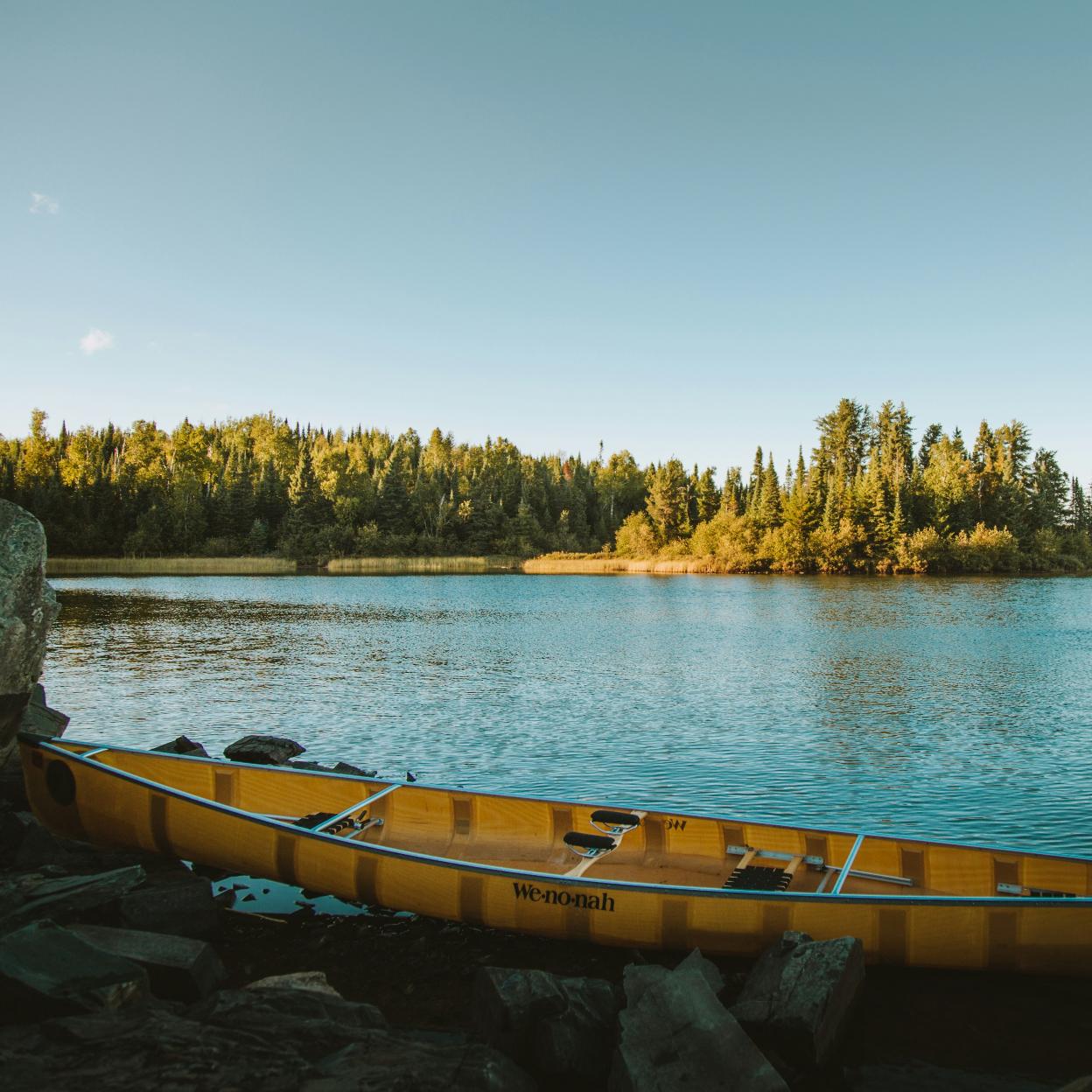 Un lago del estado de Minnesota, el lugar en el que se produce la desaparición de dos niñas que relata El silencio del bosque.