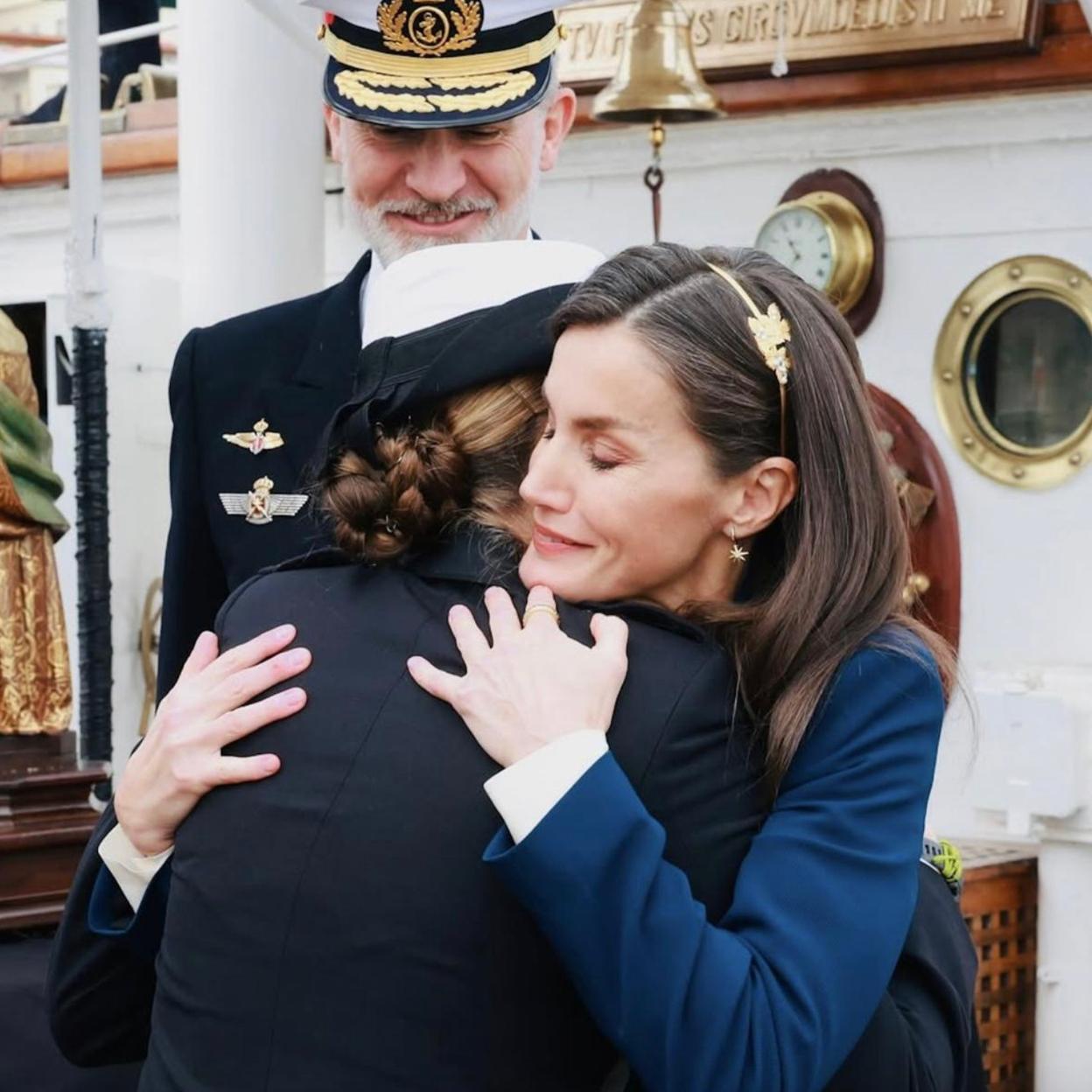 La tierna despedida entre la reina Letizia y la princesa Leonor, el pasado mes de enero en Cádiz. 