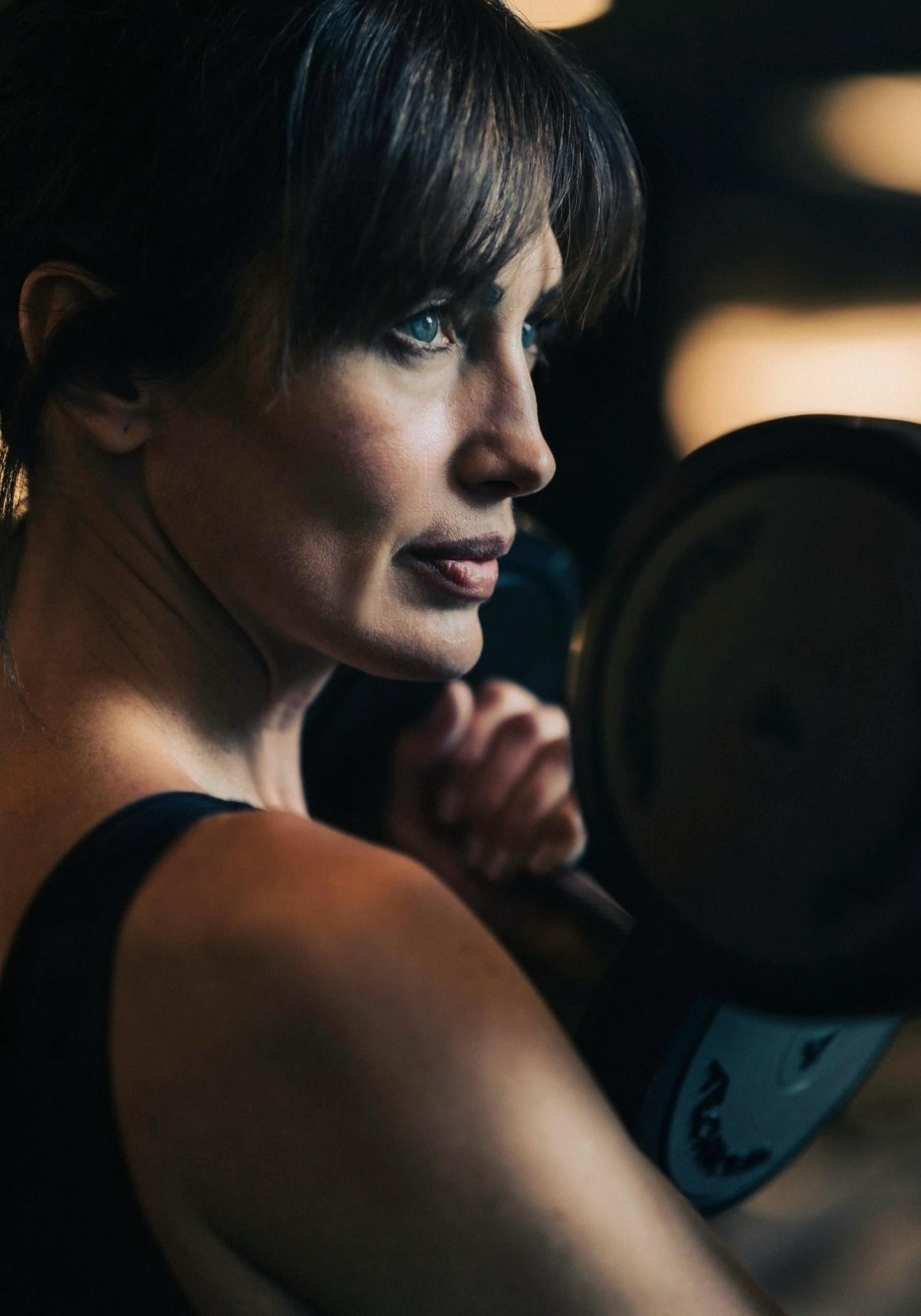 La modelo Nieves Álvarez haciendo ejercicio con mancuernas. 