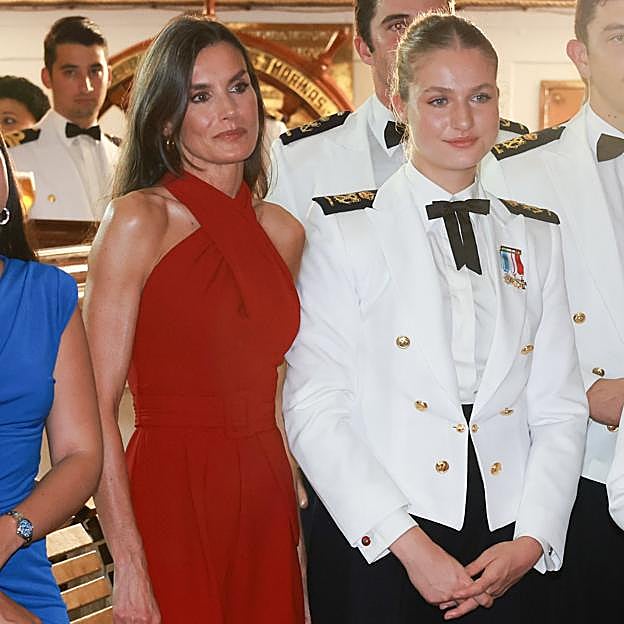 La reina Letizia, espectacular, con un mono rojo de Mango, en su visita a Panamá para visitar a Leonor: con cuello halter y efecto tipazo